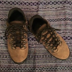 MERRELL women‘s hiking shoe.